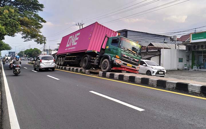 NANGKRING: Truk kontainer nopol L 9387 UQ yang dikemudikan Nanang, asal Kecamatan Wajak, Kabupaten Malang, saat mengalami kecelakaan. (Rizal Syatori/ Radar Bromo)