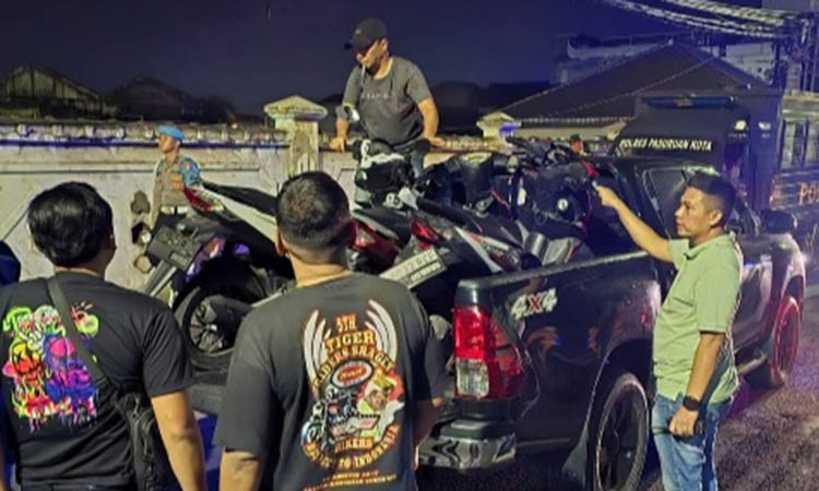 ANGKUT: Sejumlah kendaraan bermotor yang diangkut petugas dalam operasi yang dilakukan selama Ramadan. Pihak kepolisian mengklaim, angka kejahatan menurun selama Ramadan tahun ini.