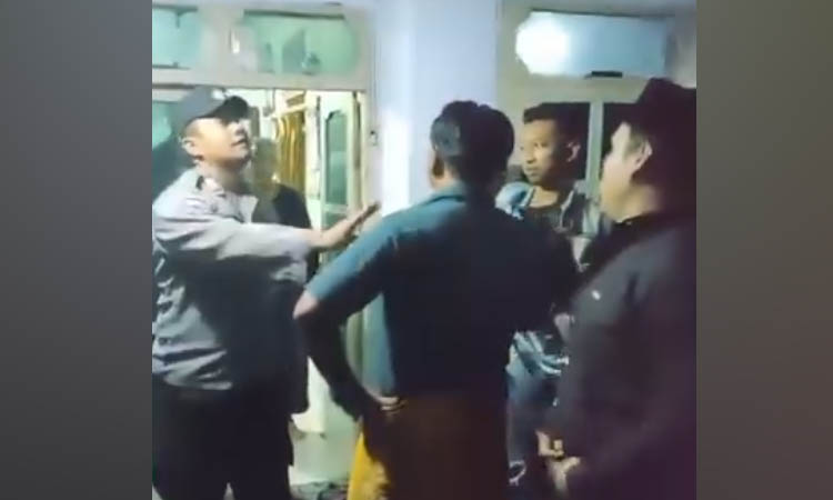 VIRAL: Penggalan video saat warga meluruk rumah NA. Beruntung polisi menengahi aksi itu dan tak sampai terjadi aksi anarkis.