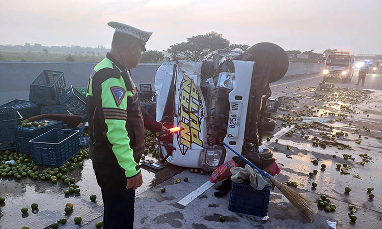 MUATAN TERCECER: Kondisi pikap Traga yang muatannya tercecer di Tol Gempas Rejoso, usai tertabrak kendaraan lain.