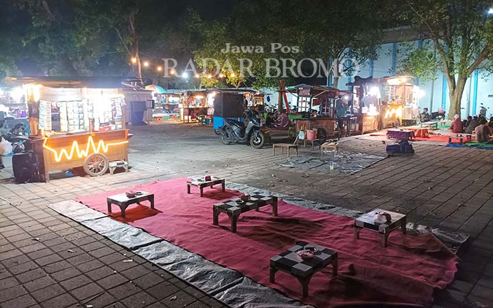 SEPI: Terlihat lapak milik Thoriq yang tengah berjualan di sisi barat Stadion Gelora Merdeka Kraksaan sepi tanpa adanya pengunjung atau pembeli, Rabu (11/4) malam. (Agus Faiz Musleh/ Radar Bromo)
