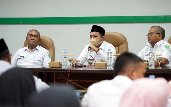 BERI ARAHAN: Bupati Pasuruan, HM Rusdi Sutejo saat memberikan arahan kepada pegawai di lingkungan Dispendikbud Kabupaten Pasuruan, Rabu (9/4). (Istimewa)