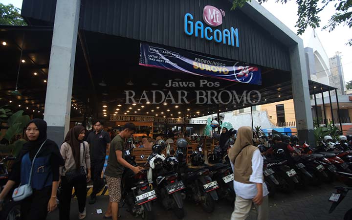 LAHAN PARKIR KURANG MEMADAI: Resto Mie Gacoan yang selama ini kerap terkendala lahan parkir. Dewan mendesak untuk direlokasi. (Zainal Arifin/ Radar Bromo)