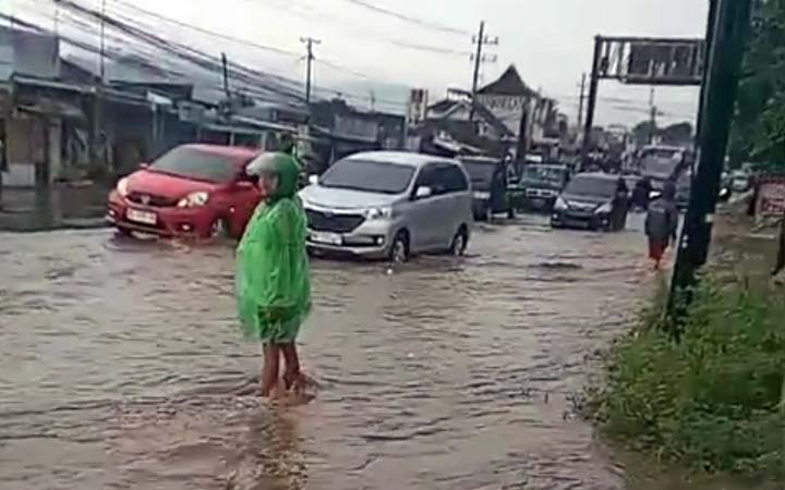 Kondisi ruas jalan nasional Malang-Surabaya di Purwosari, Pasuruan yang tergenang. (Istimewa)