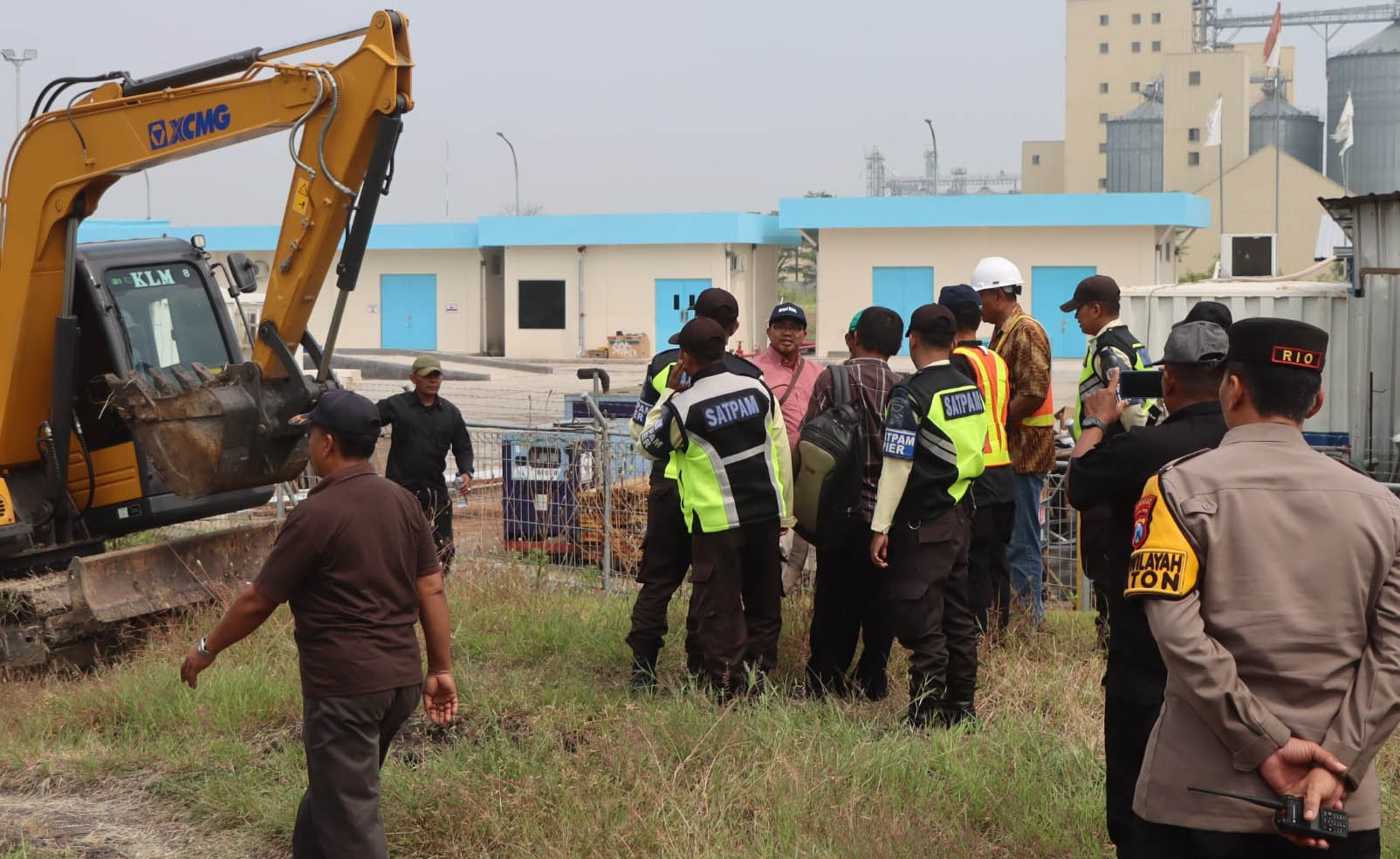 GERAK CEPAT: Personel kepolisian saat mengamankan ketiga orang yang memeras di lokasi proyek strategis nasional milik PT LNG di Jalan raya Kraton, pagi k