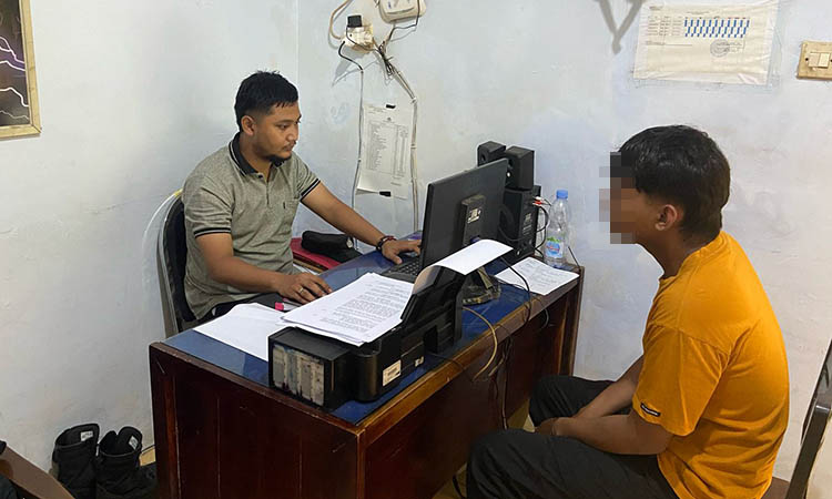 DIPERIKSA: Salah satu terduga pelaku saat dimintai keterangannya oleh polisi. Mereka bisa bernapas lega, karena perkaranya tidak diperpanjang hingga meja hijau.