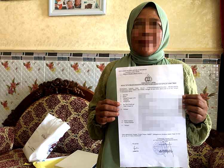 LAPOR: Jm menunjukkan surat laporan kasus KDRT yang menimpanya.