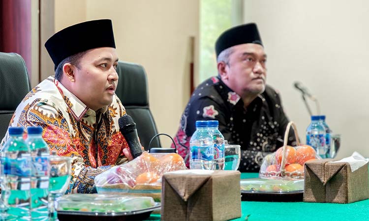BERI ARAHAN: Bupati Pasuruan, HM Rusdi Sutejo saat memberikan pembinaan kepada kepala sekolah TK, SD hingga SMP Negeri di wilayah Kabupaten Pasuruan. (Istimewa)