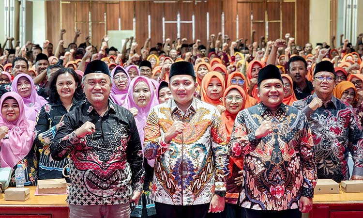 KOMITMEN TINGKATKAN KUALITAS PENDIDIKAN: Bupati Pasuruan Rusdi Sutejo (tengah, depan) berpose bareng anggota DPRD dan kepala sekolah se Kabupaten Pasuruan.
