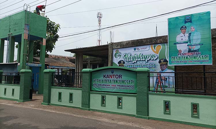 Kantor Desa Tanjungsari, Krejengan, akan ditempati mulai Senin (14/4) setelah empat tahun tidak ditempati. (Agus Faiz Musleh/ Radar Bromo)