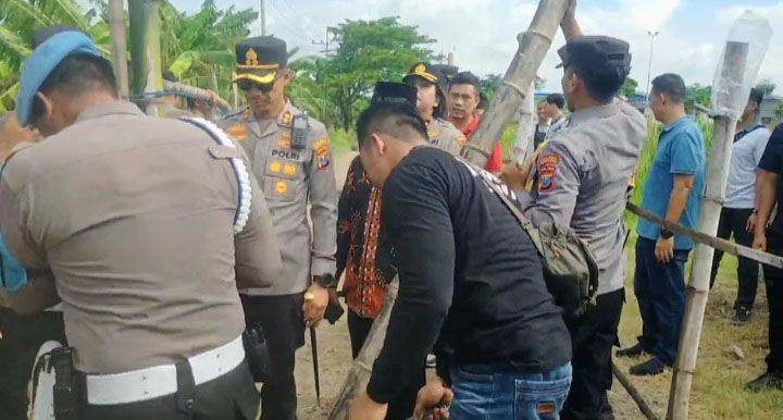 DIBUKA: Polisi membuka blokir jalan yang dilakukan warga di Desa Semare, Sabtu (12/4) sore.
