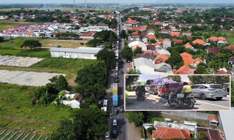 PADAT MERAYAP: Kendaraan yang mengular hingga tujuh kilometer di ruas jalan Pantura tersendat akibat Jembatan Pajarakan yang rusak. Kepadatan kendaraan hingga ke ruas jalan Pantura Desa Klaseman.