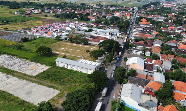 PADAT MERAYAP: Kendaraan yang mengular hingga tujuh kilometer di ruas jalan Pantura tersendat akibat Jembatan Pajarakan yang rusak. Kepadatan kendaraan hingga ke