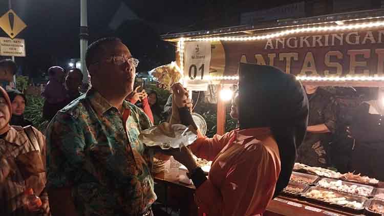 CICIP: Wali Kota Probolinggo dr. Aminuddin mencicipi sajian kuliner UMKM angkringan di salah satu stan Larasati.