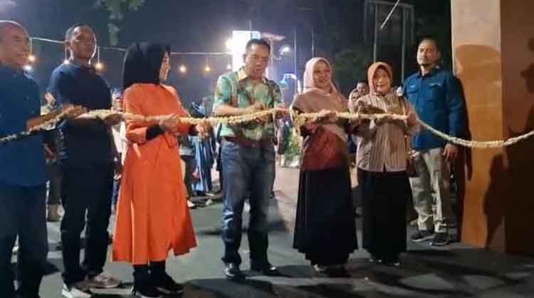 DIMULAI: Wali Kota Probolinggo dr. Aminuddin didampingi Ketua TP PKK, Wakil Wali Kota, Sekda, dan Kepala Dispopar Rahmadeta Antariksa (paling kiri) memotong rangkaian bunga sebagai tanda dimulainya Fe