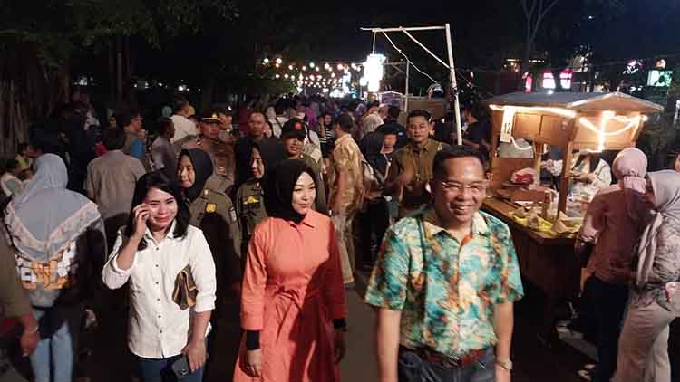 RAMAI: Suasana Jalan Panglima Sudirman Kota Probolinggo ketika digelar Festival Larasati. Ada tiga panggung penampilan seni dan 26 UMKM Angkringan yang menjadi destinasi wisata kuliner dan seni.