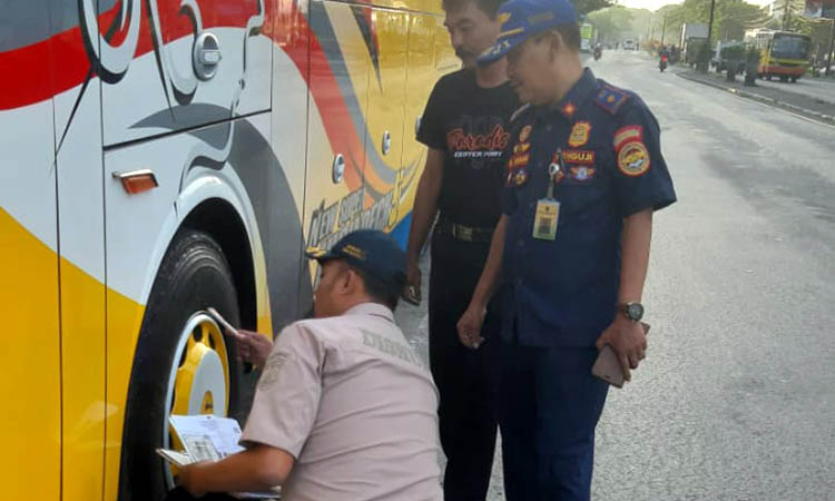 PENGECEKAN: Petugas Dishub melakukan pengecekan armada bus yang akan digunakan sekolah untuk kegiatan outing class. Hal ini dilakukan, untuk menjamin kelaikan armada yang akan digunakan.