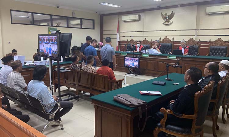 BERI KESAKSIAN: Sebanyak 15 saksi diambil sumpahnya sebelum sidang lanjutan di PN Tipikor Surabaya, Rabu (9/4) dengan agenda pembuktian dalam kasus dugaan korupsi PKBM As Salafiyah. (Istimewa)