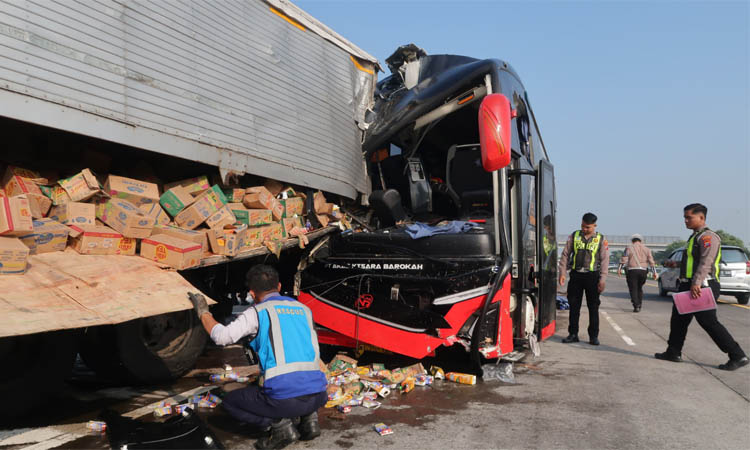 RINGSEK: Bus Akas yang menabrak truk wing boks di Tol Gempas Km 976 tepatnya di Parasrejo, Kecamatan Pohjentrek, Kabupaten Pasuruan.