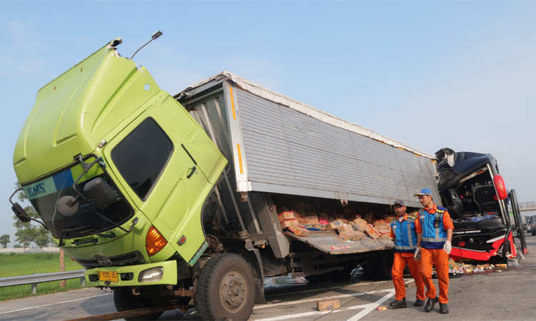 RINGSEK: Bus Akas yang menabrak truk wing boks di Tol Gempas Km 976 tepatnya di Parasrejo, Kecamatan Pohjentrek, Kabupaten Pasuruan.