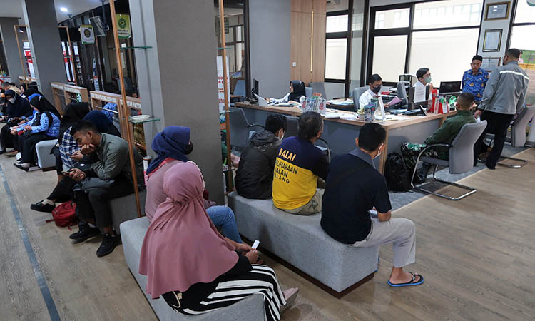 ANTRE: Sejumlah warga saat antre layanan di mal pelayanan publik komplek perkantoran Raci. Pasca arus mudik, Kabupaten Pasuruan kedatangan 40 warga baru.