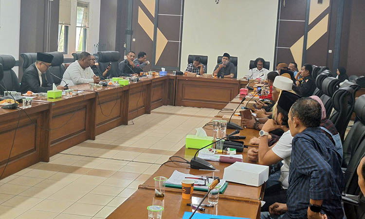 AUDIENSI: Kegiatan audiensi DPRD Kabupaten Pasuruan dengan aktivis terkait Raperda TJSL, Senin (14/4).