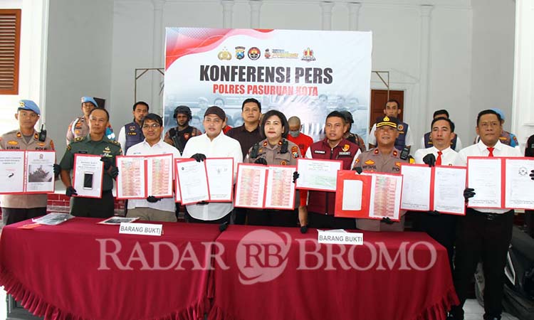 TEGAS: Bupati Mas Rusdi saat mengikuti jalannya press release di Mapolres Pasuruan berkaitan dengan OTT kasus dugaan pemerasan di kawasan PIER Pasuruan.