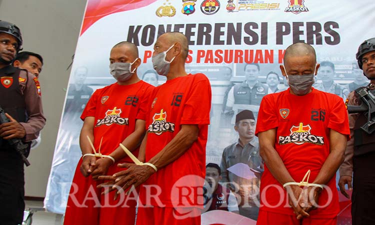 TERANCAM 9 TAHUN PENJARA: Para pelaku pemerasan proyek strategis nasional PT LNG Pasuruan saat press rilis. (Mokhamad Zubaidillah/ Radar Bromo)