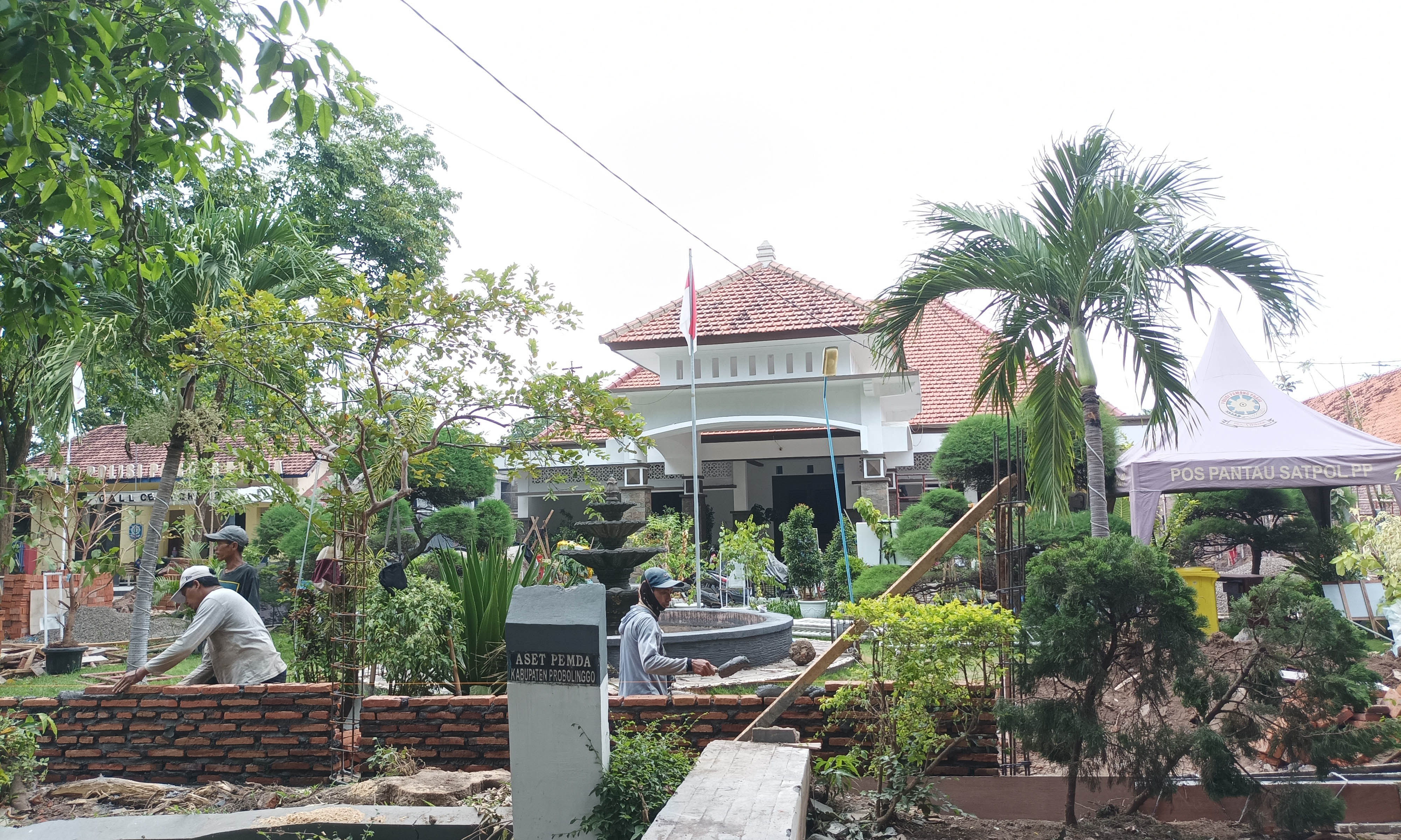 REHAB: Para pekerja membenahi guest house yang nantinya akan ditempati sebagai rumah dinas bupati.
