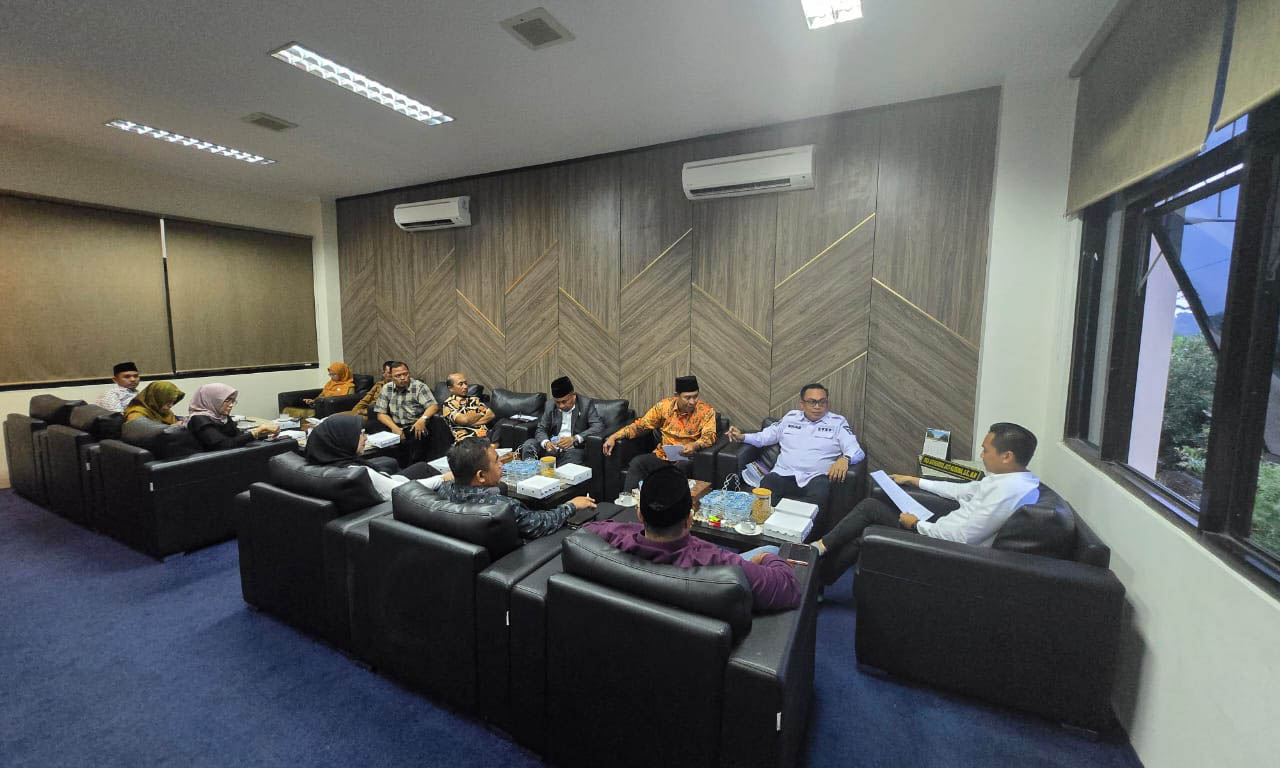 SERIUS: Pembahasan pupuk subsidi saat rapat dengan pimpinan DPRD.