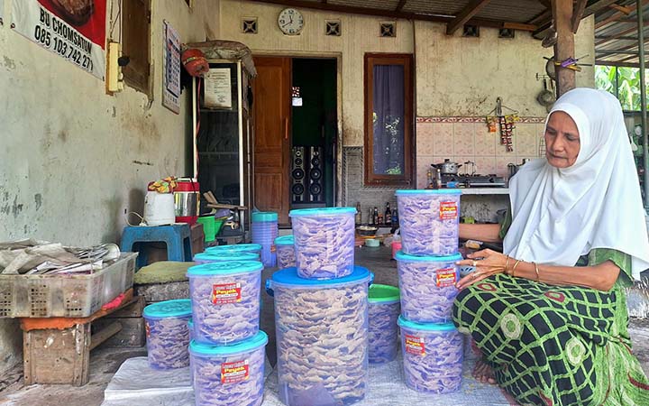Chomsatun menunjukkan sejumlah toples peyek buatannya. (M Busthomi/ Radar Bromo)