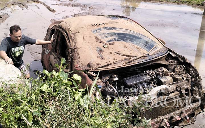 Kondisi mobil Honda Brio usai hilang kendali dan nyemplung sawah di tepi jalan Prigen-Trawas. (Rizal Syatori/ Radar Bromo)