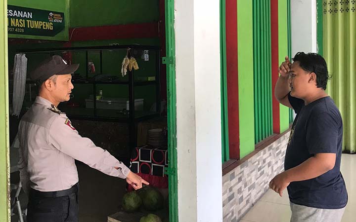 CARI PETUNJUK: Anggota Polsek Tegalsiwalan saat melakukan olah TKP di warung milik Nur Hamidah di Desa Malasan Kulon. (Istimewa)