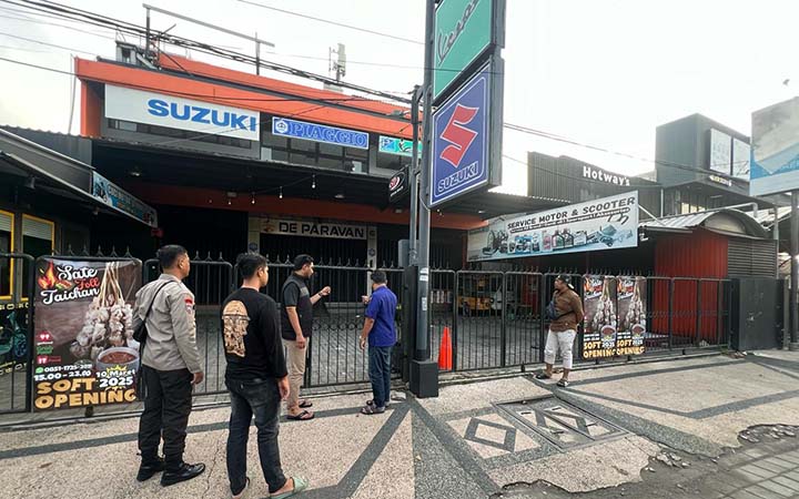 OLAH TKP: Petugas kepolisian saat melakukan olah TKP pengeroyokan di depan diler De Paravan, Jalan Hayam Wuruk, Kota Pasuruan. (Istimewa)