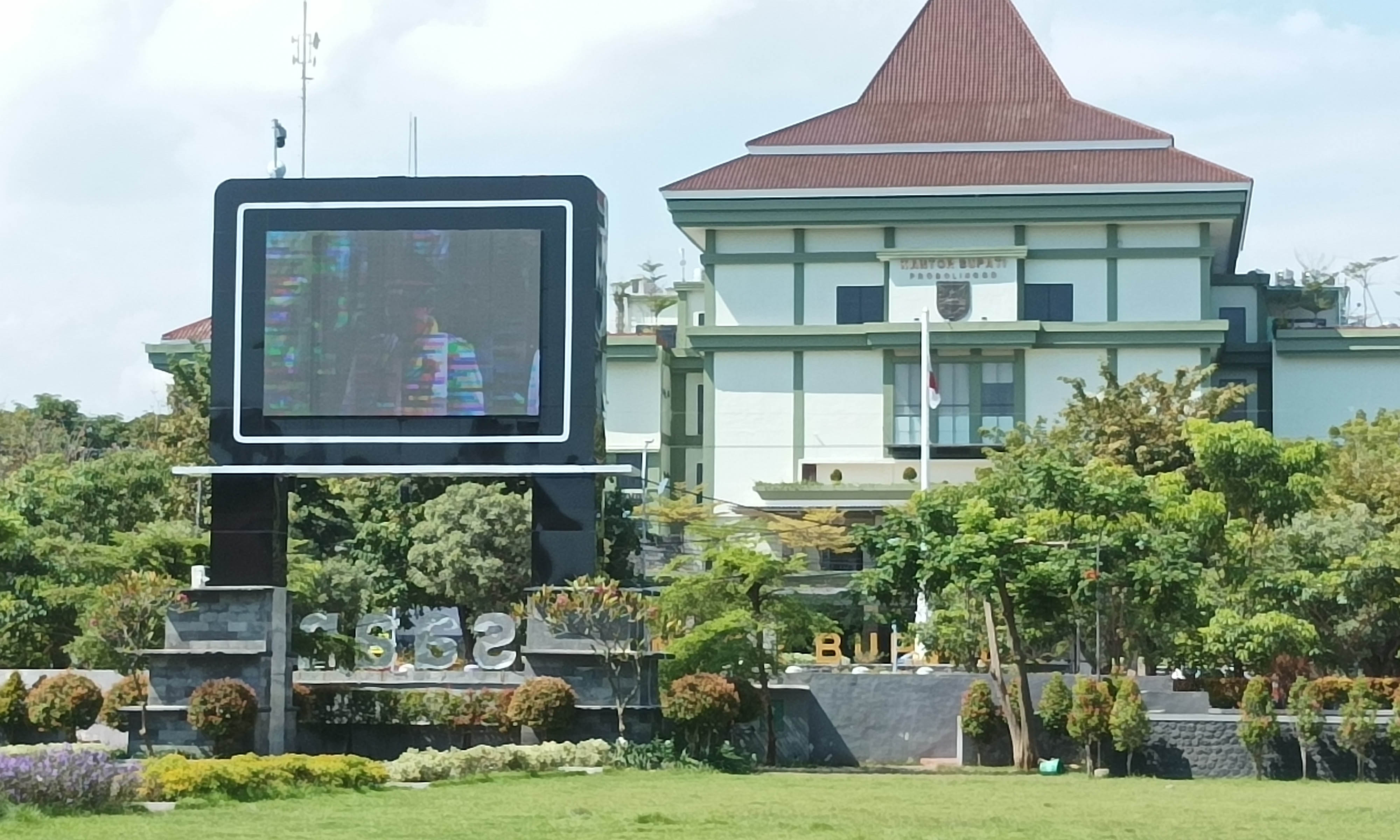 SEBELUM DIBENAHI: Videotron di sisi utara Alun-alun Kraksaan yang sempat alami gangguan.