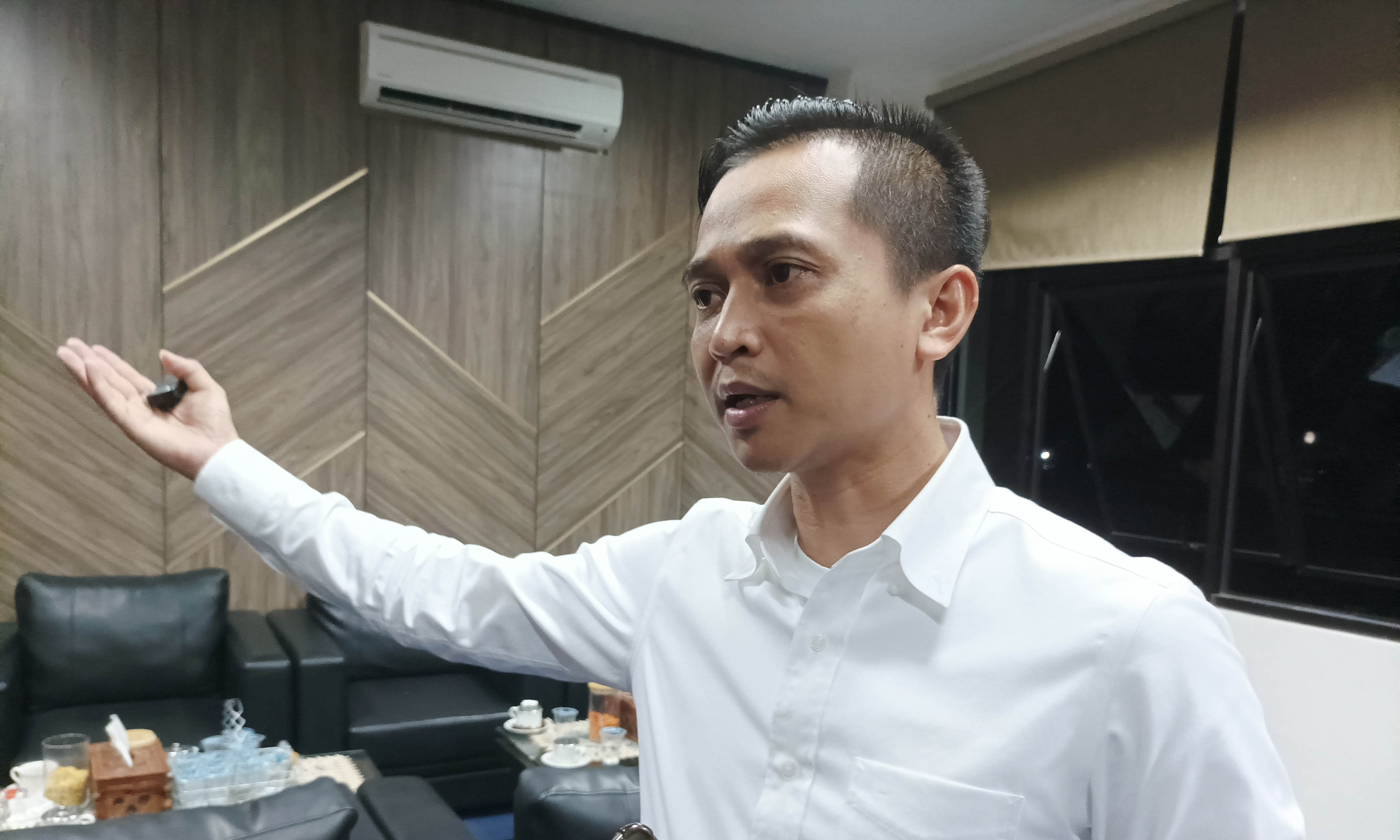 AWASI: Ketua DPRD Kabupaten Probolinggo Oka Mahendra Jati Kusuma saat memberikan keterangan tentang 100 hari kerja Bupati Probolinggo.