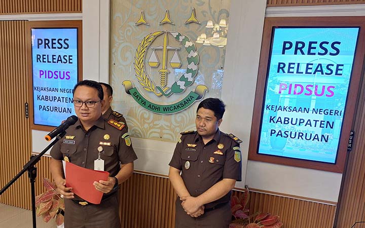 Kejari Kabupaten Pasuruan saat merilis kasus korupsi PKBM, beberapa waktu lalu. (M Busthomi/ Radar Bromo)