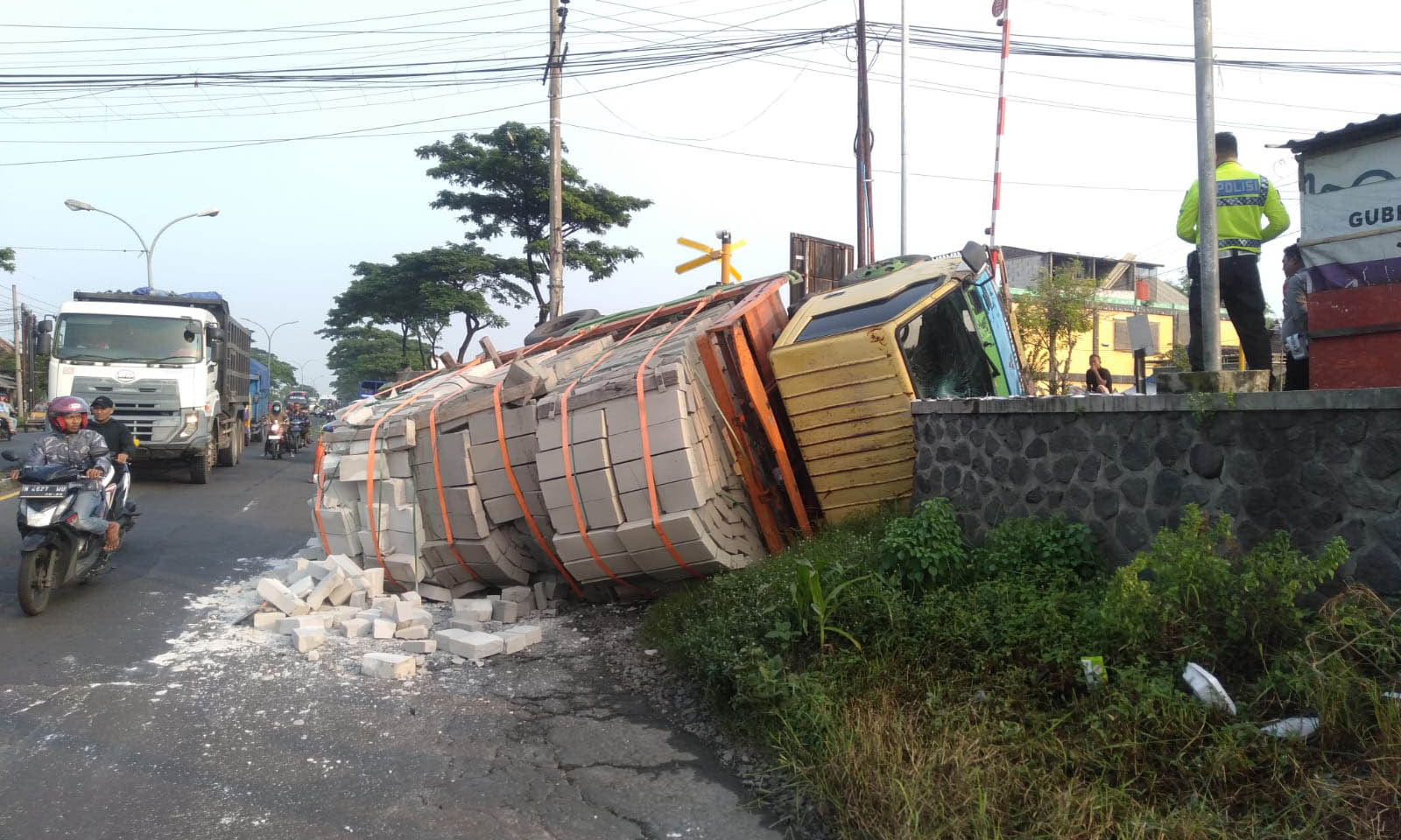 SEBELUM DIEVAKUASI: Truk yang terguling di Bendungan, Kraton, pagi kemarin.