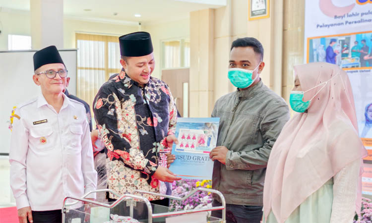 BERI MOTIVASI: Bupati Pasuruan, HM Rusdi Sutejo bersama Wakil Bupati Pasuruan, HM Shobih Asrori saat menyapa pasien di RSUD Grati.
