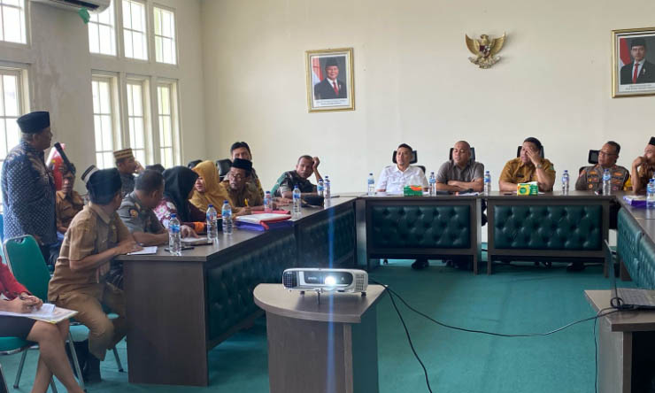 DISKUSI: Pihak terkait bersama warga Desa Semare saat rapat di kantor Pemkab Pasuruan, Selasa (15/4) siang.