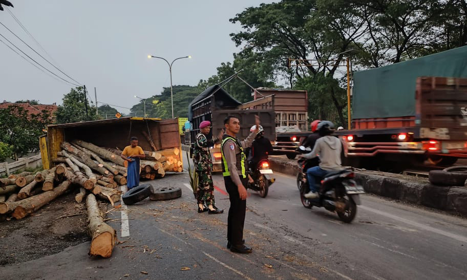KARENA PENERANGAN MINIM: Truk yang menabrak median jalan di Nguling sebelum evakuasi.