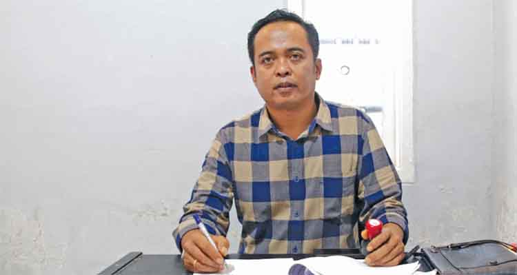 SIAP MELAYANI: Kepala Desa Pesawahan Supyan di ruang kerjanya.
