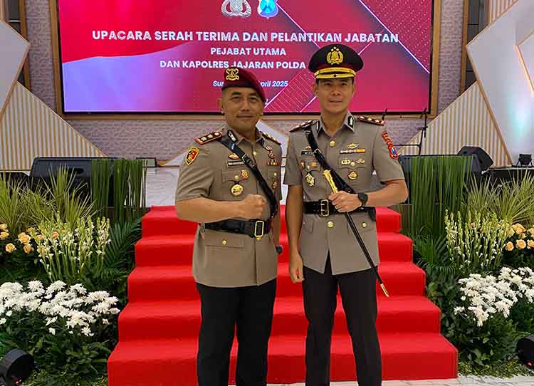 SERTIJAB: AKBP Oki Ahadian Purwono (kiri) dan AKBP Rico Yumasri usai sertijab di Mapolda Jatim, Senin (14/4).