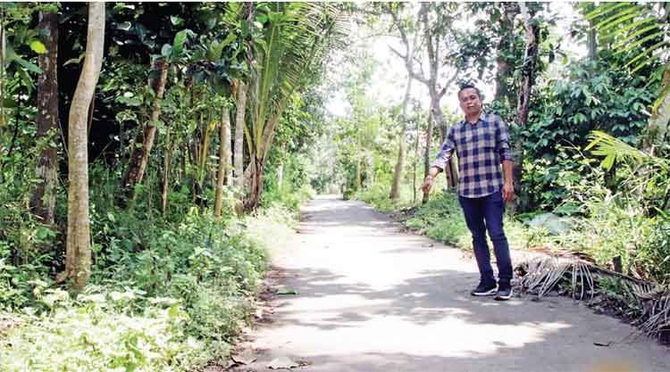 NYAMAN: Kepala Desa Pesawahan Supyan melihat hasil pengapalan jalan di RT 12/RW 3, Dusun Krajan.