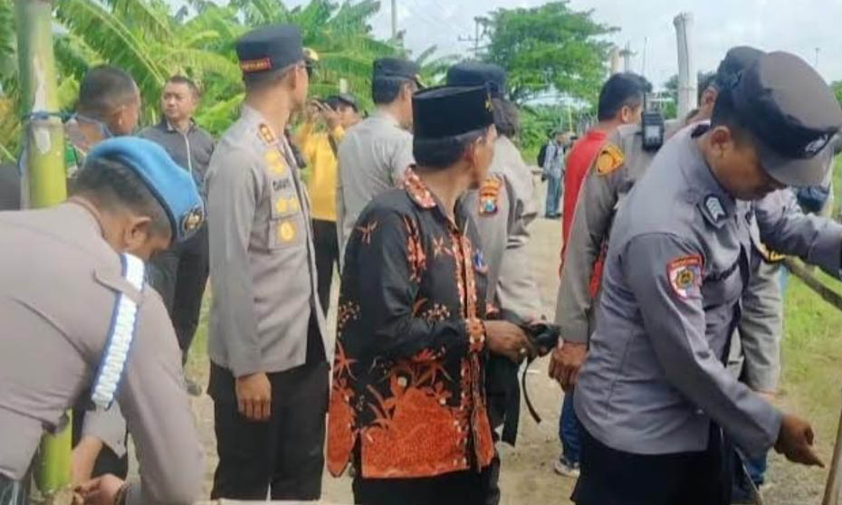 DIBUKA: Polisi saat membuka blokir jalan di Desa Semare, Sabtu (12/4) sore lalu.