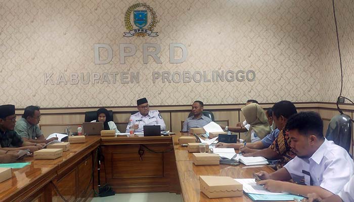 RDP: Suasana RDP membahas polemik tambak udang PT Sumber Dringu Windu Makmur yang dinilai belum punya IPAL dan KKPRL. (Agus Faiz Musleh/ Radar Bromo)