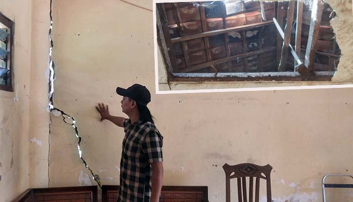 MEMPRIHATINKAN: Kondisi dinding kantor Desa Sumberanyar, Nguling yang retak. Inset atap kantor desa yang plafonnya bolong. (Fuad Alyzen/ Radar Bromo)