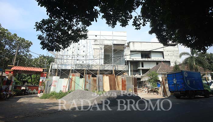 JADI SOROTAN: Pembangunan Hotel Magnet di jalan Brigjen Kotamso Probolinggo yang sudah berjalan meski izin PBG belum turun. (Zainal Arifin/ Radar Bromo)