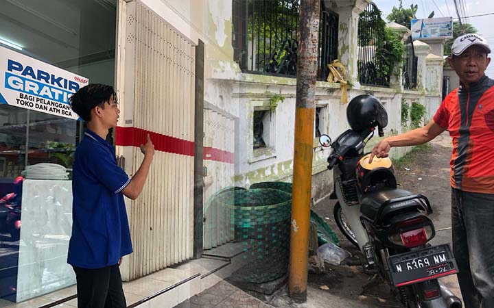 DUA LOKASI: Korban menunjukkan lokasi pencurian motor di toko pertukangan jalan Pahlawan (kiri) dan pencurian motor di Mangunharjo, Mayangan. (Inneke Agustin/ Radar Bromo)