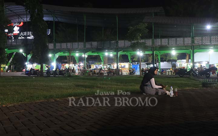 BAKAL KEMBALI DIREVITALISASI: Suasana alun-alun Probolinggo saat malam hari. (Zainal Arifin/ Radar Bromo)